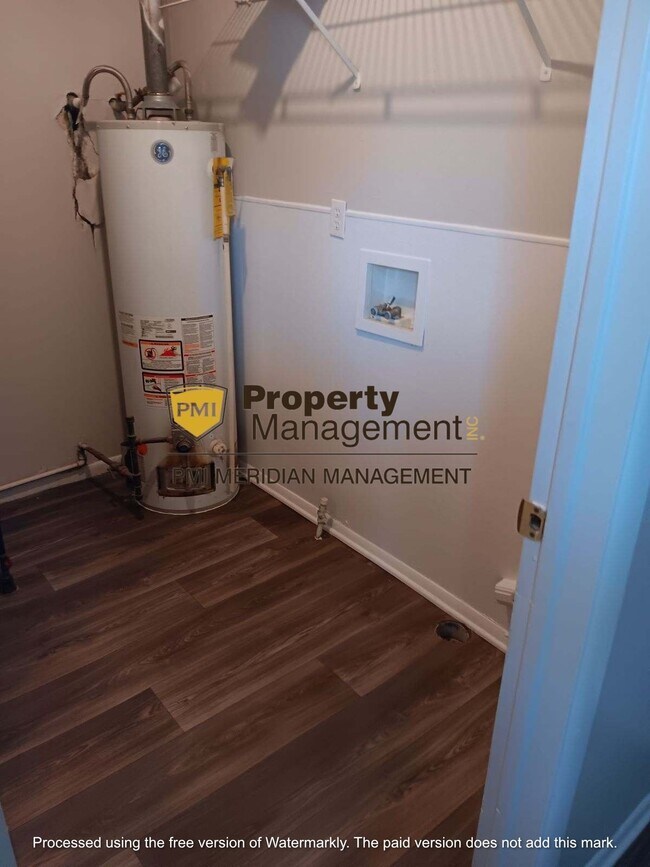 Building Photo - Cozy 2-Bedroom Duplex in the Heart of Indi...