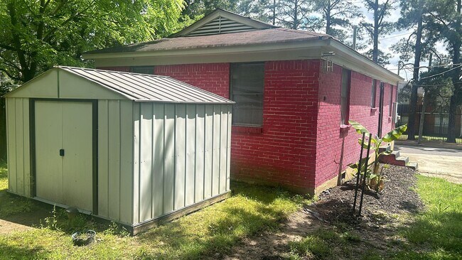 Building Photo - 2906 Mimosa Ave