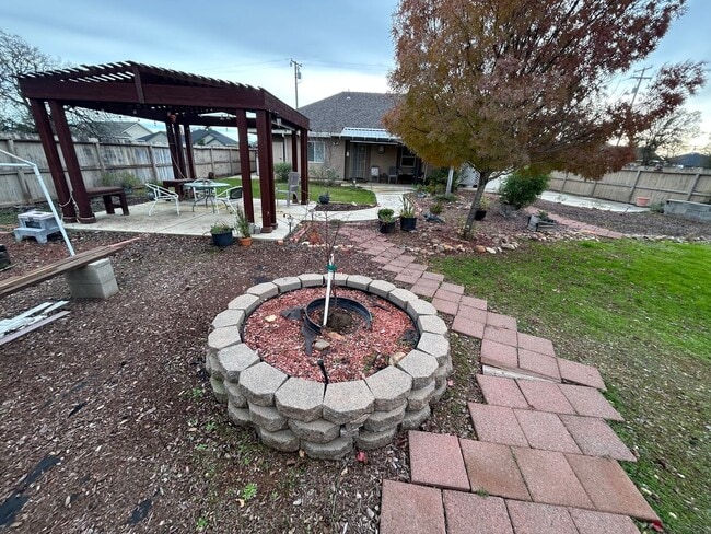 Building Photo - Comfortable 3-Bedroom Home in Gated Cottonwood Community