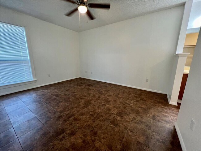 Building Photo - 112 S Mockingbird Ln