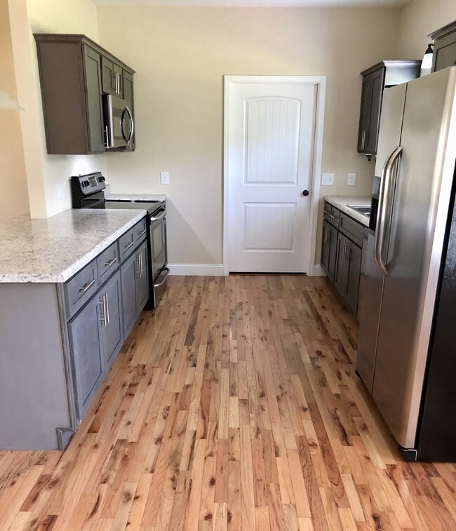 Building Photo - " 3-Bed  2 bath Oasis with Granite Elegance & Gleaming Hardwood in Cookeville!"