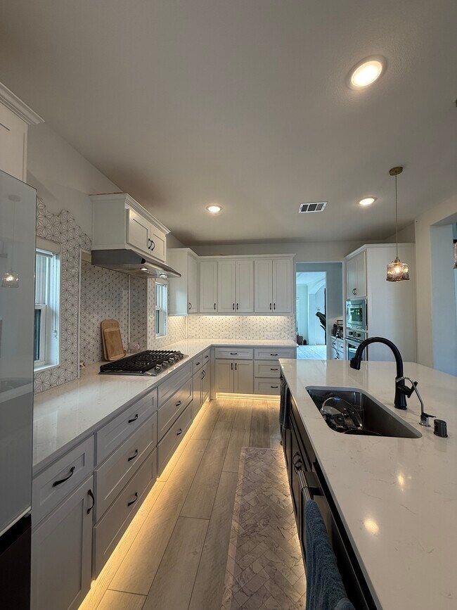 Building Photo - 2832 Fountain Park Dr