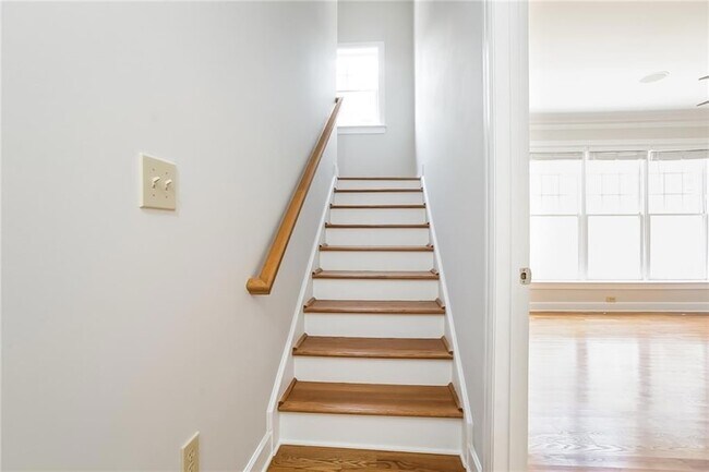 Building Photo - 1381 Parkview Ln