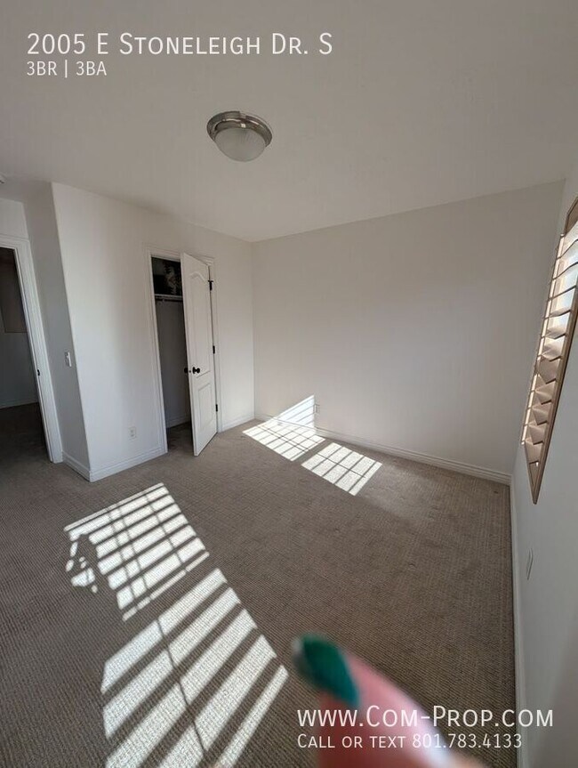 Building Photo - 2005 Stoneleigh Dr S