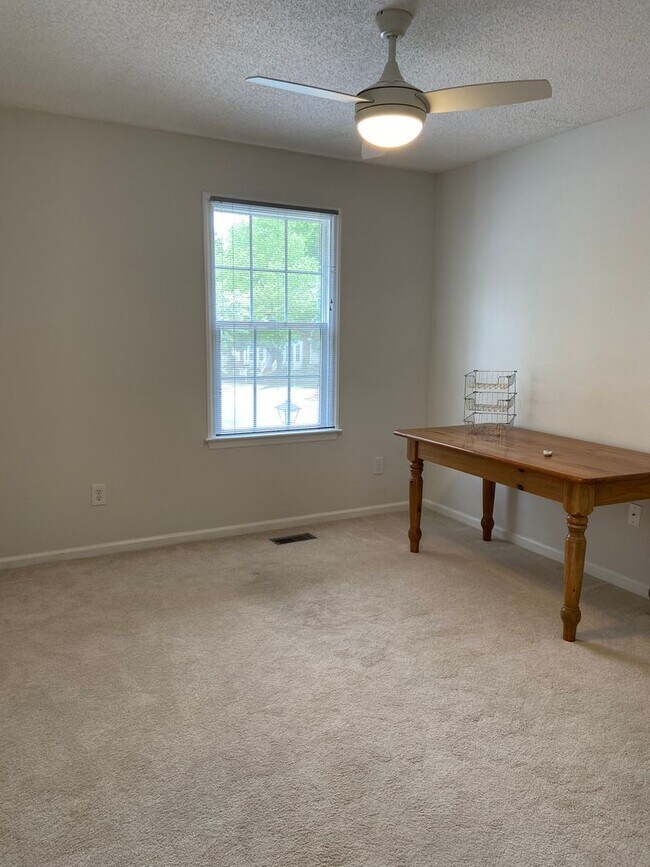 Building Photo - Renovated 3 bed, 2.5 bath townhome in Hope...