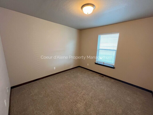 Building Photo - 3 bed house in Crown Pointe subdivision!