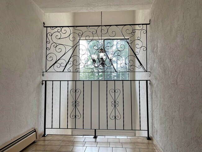 Building Photo - 379 Huse Rd