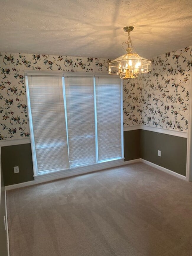 Building Photo - Lakefront family home
