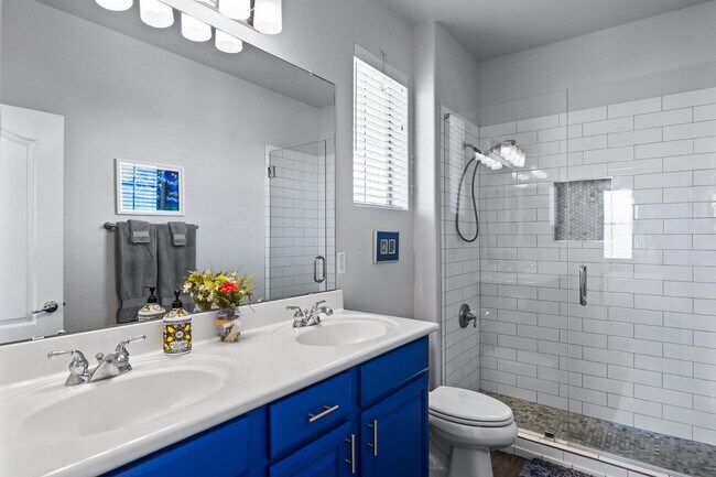 Building Photo - 3846 E Palmer St