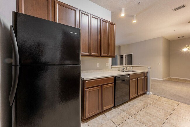 Building Photo - Lakefront Townhome