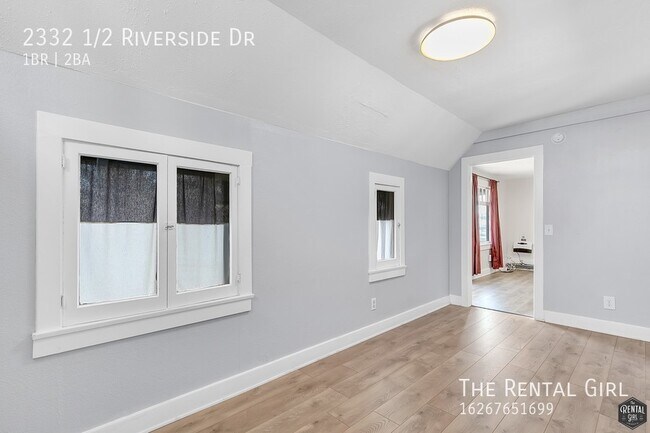 Building Photo - 2332 1/2 Riverside Dr-