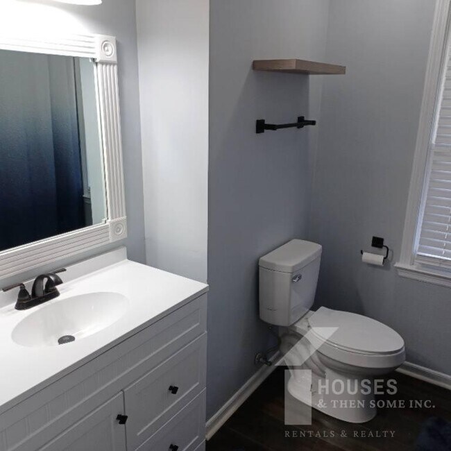 Building Photo - 14 Baggott St