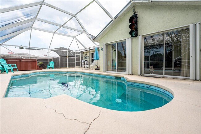 Building Photo - 279 SW Glenwood Dr