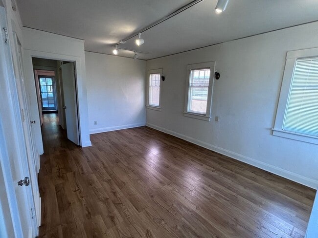 Building Photo - CM530L