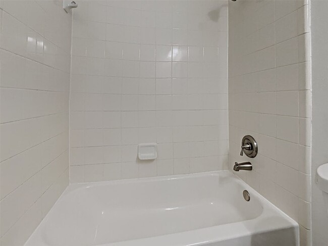 Building Photo - 2567 Riverway Dr