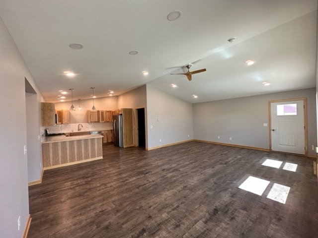 Building Photo - 404 Walnut Ct E