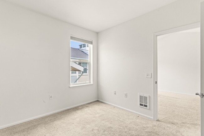 Building Photo - Downtown Oakland Condo w/ Parking & In Unit Laundry