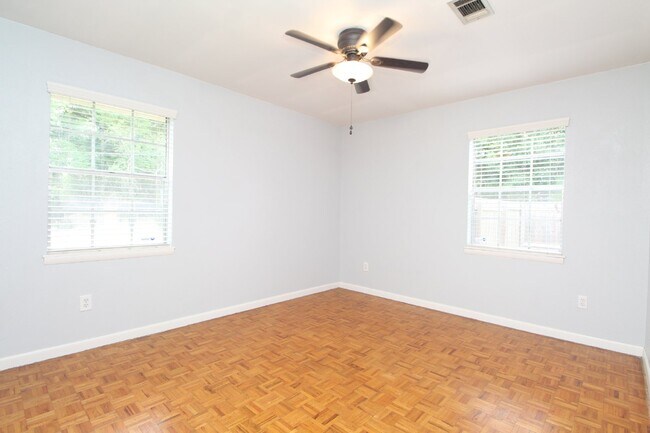 Building Photo - Beautiful 3BR Home in North Hill – Special: ½ Off Deposit for Active-Duty Military!