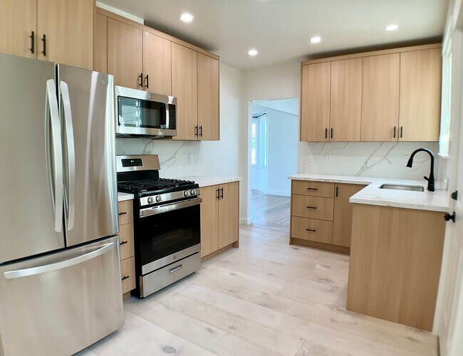 Building Photo - Remodeled! GARAGE PARKING Included! IN-UNI...