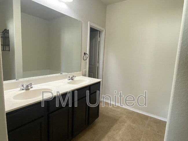 Building Photo - 9145 Blackstone Dr