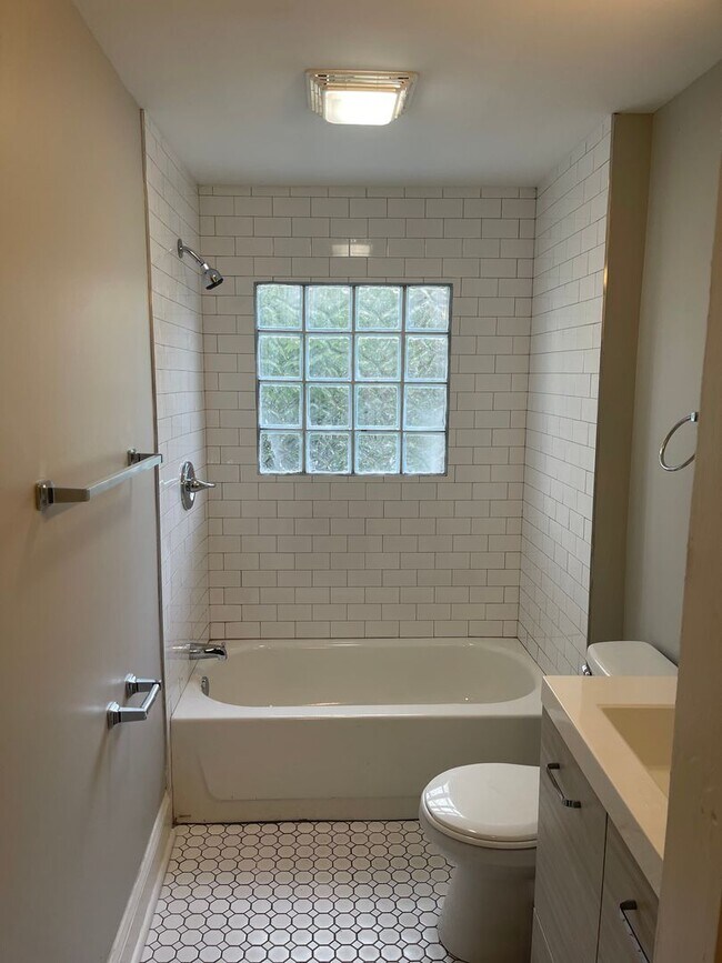 Building Photo - 665-667 Siebert St