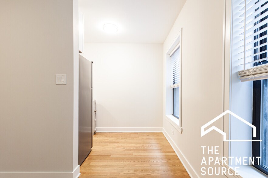 Building Photo - 516 W Cornelia Ave