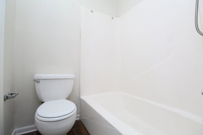 Building Photo - 2-Bedroom Apt. with Walk-In Closet & Private Deck