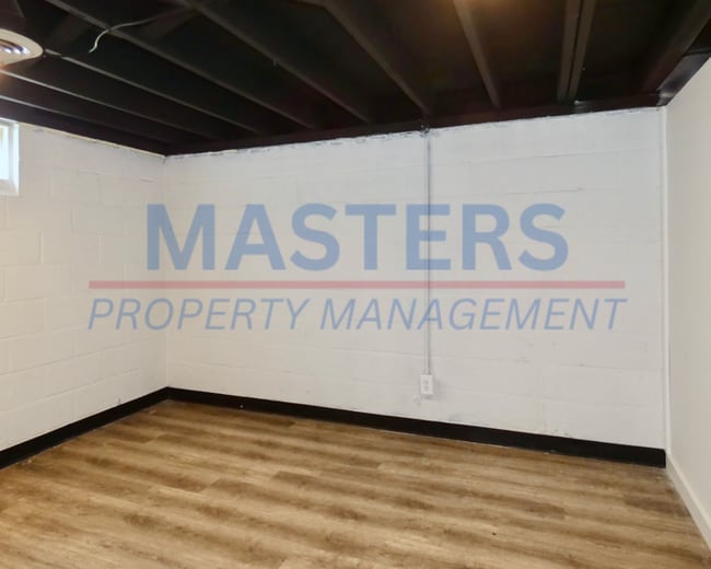 Building Photo - Three Bedroom House