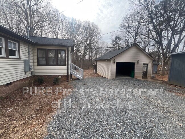 Building Photo - 3355 E Ridge Rd