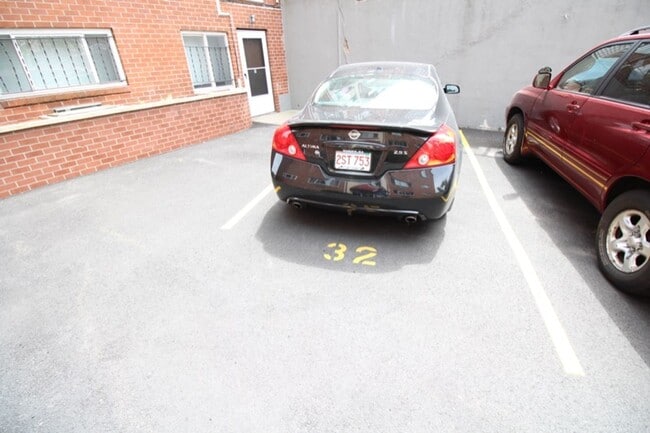 Building Photo - 2 BED WITH PARKING AND LAUNDRY IN UNIT ON THE ALLSTON/BRIGHTON/BROOKLINE LINE