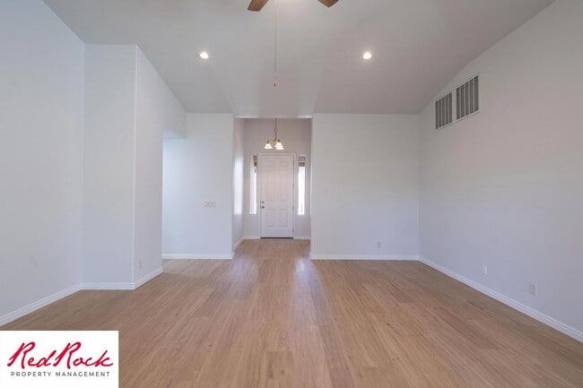 Building Photo - 4 Bedroom in Amber Estates - Newer LVP Flooring throughout home!