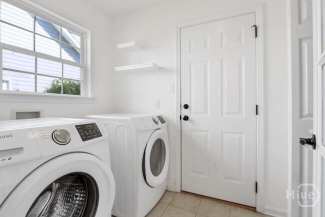 Building Photo - 120 Oak Ridge Cir