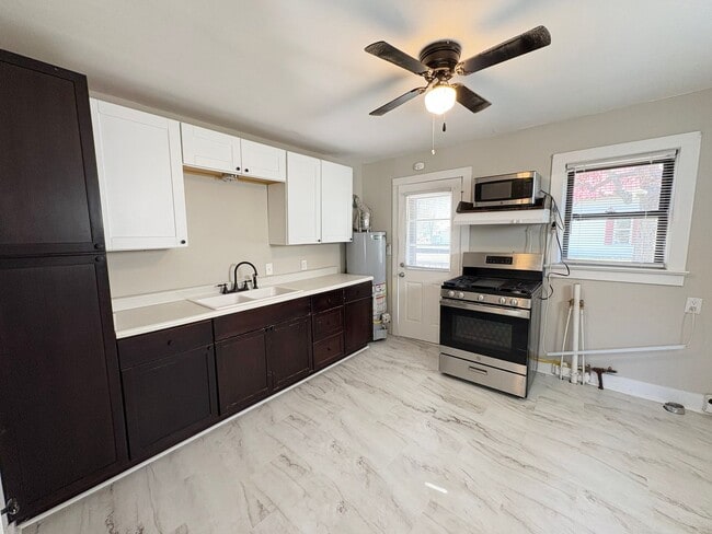 Building Photo - 2 Bedroom and 1 Bath Home