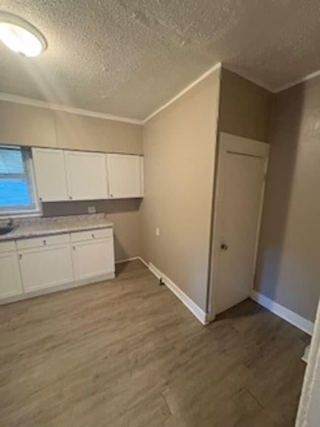 Building Photo - 3 Bedroom / 2 Bathroom House in Peoria, IL