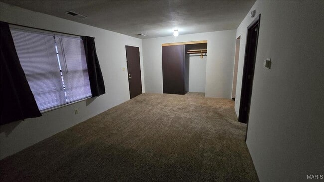 Building Photo - 10 Yorkshire Ln