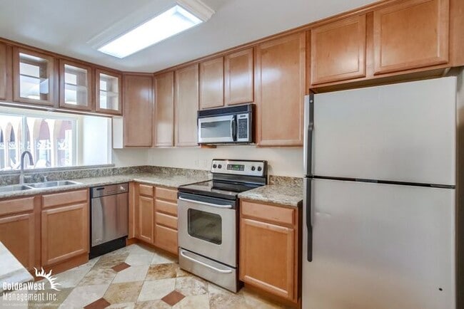 Building Photo - Charming 1Bdm 1Ba Coastal Condo in Pacific Beach!