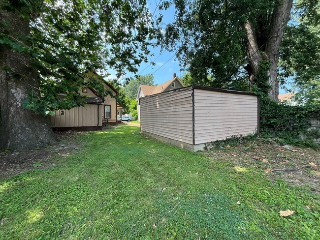 Building Photo - Madison/W.95th neighborhood : 3 bedroom/1 bath single family house available NOW.