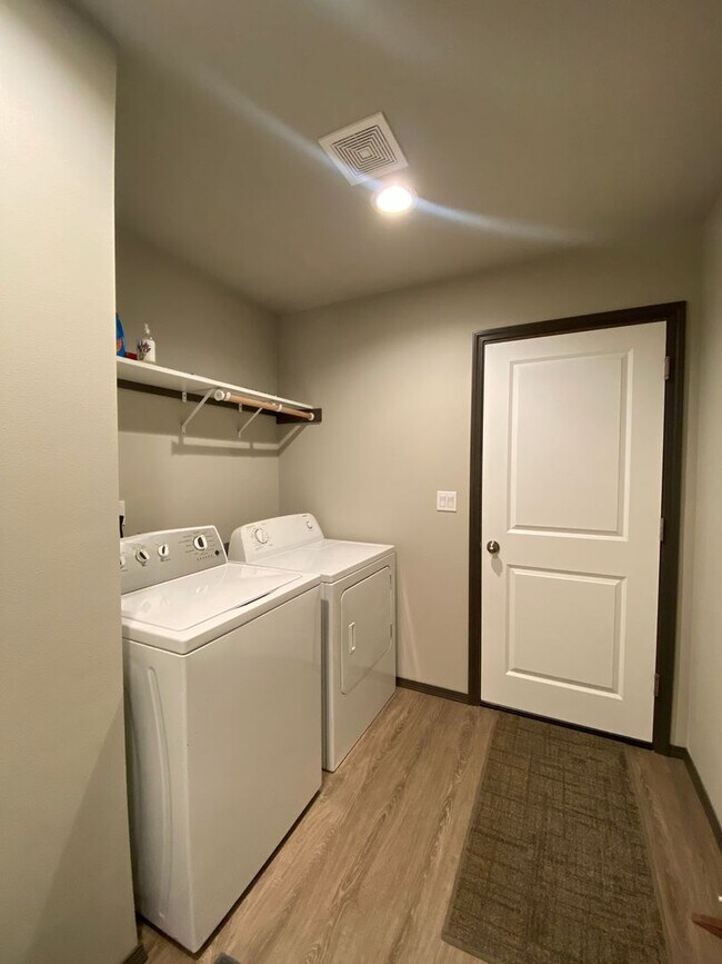 Building Photo - Beautiful 3 Bed/2 Bath Home and Half off the Rent on Move In!