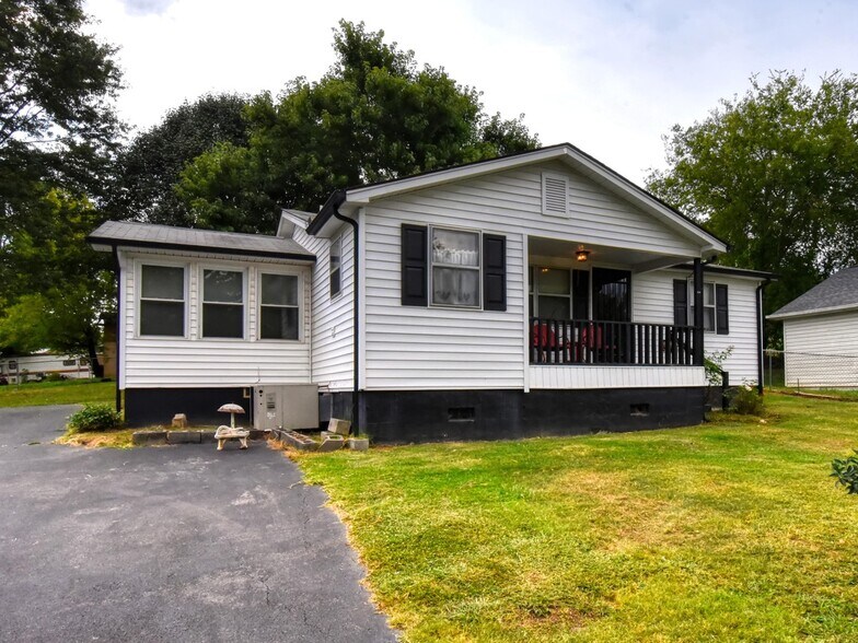 Front view - 1303 Chestnut St