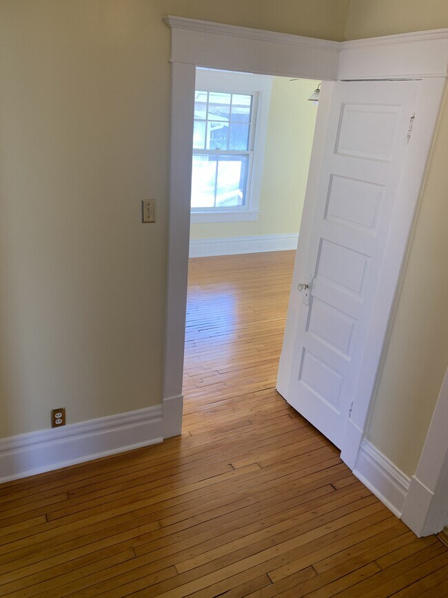 Building Photo - 628 37th St