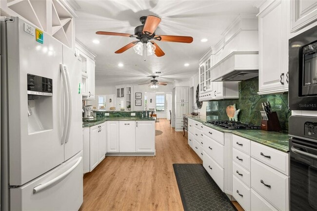 Building Photo - 2551 Lakeview Dr