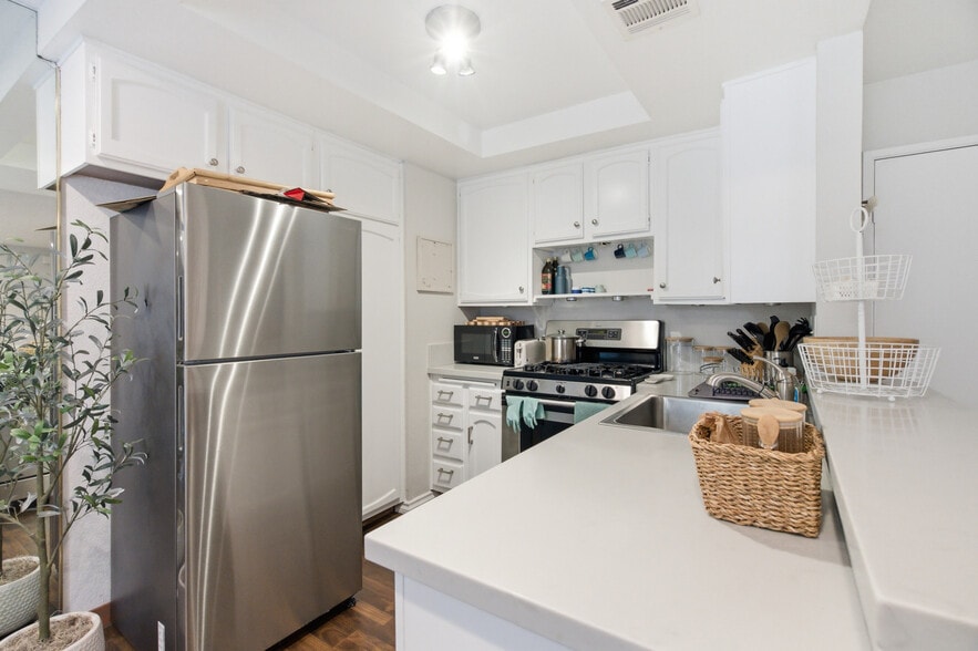 Building Photo - 839 S Holt Ave