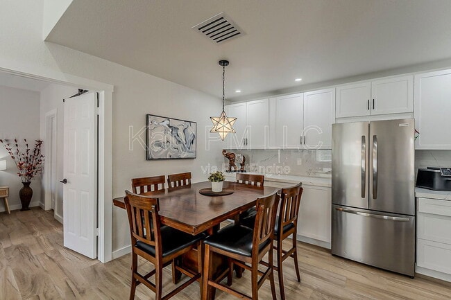 Building Photo - 9708 E Vía Linda