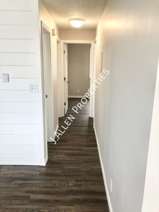 Building Photo - 1900 Parker Cir