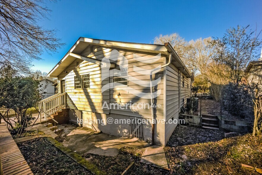 Building Photo - 206 E Crovat St