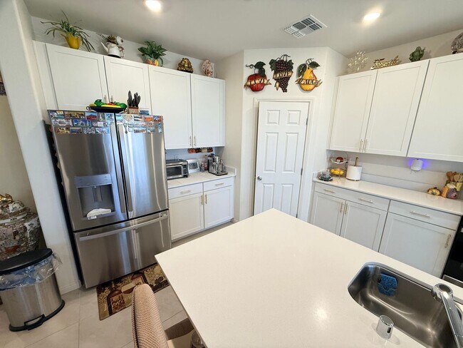 Building Photo - Gated NW community 5Bed
