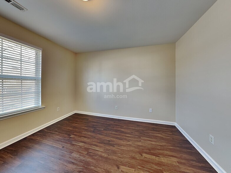 Building Photo - 147 Crescent Creek Ct