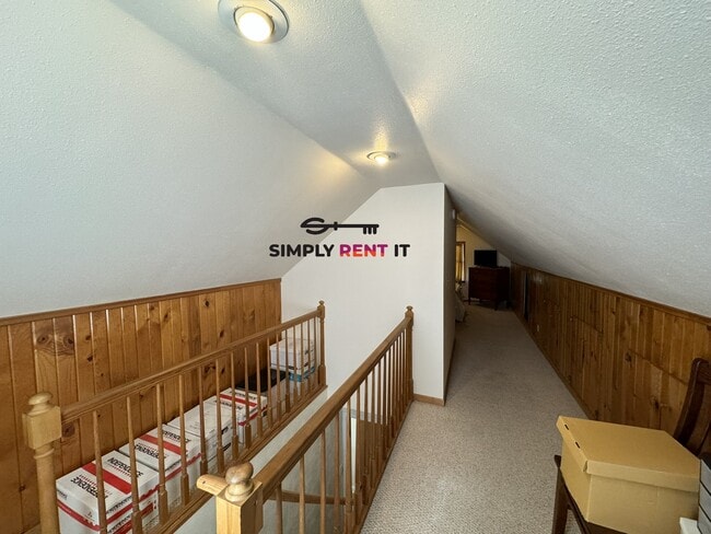 Building Photo - 3 Bedroom Downtown, Ames with Hardwood Floors