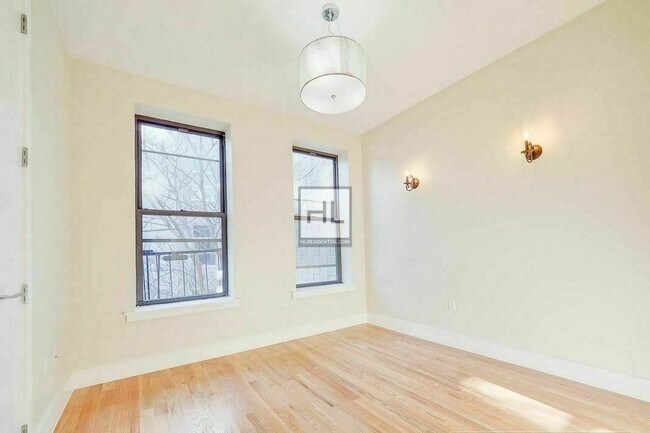 Building Photo - 146 EVERGREEN AVENUE 3B