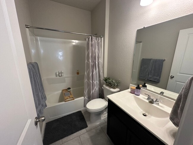 Building Photo - Beautiful Spacious Home!! Don't miss this ...